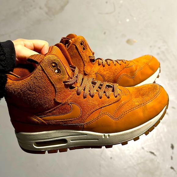 COPY - Nike sneaker boot (women’s size 8) - Picture 2 of 2